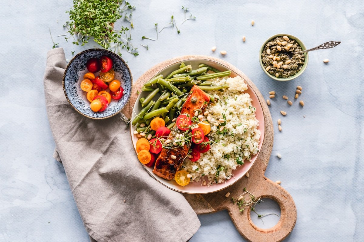 Fresh vegetable salad bowl representing high fiber food choices for weight loss