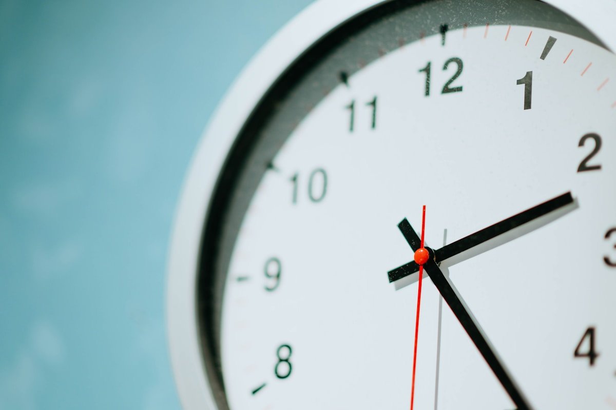 Wall clock showing meal timing for intermittent fasting schedule