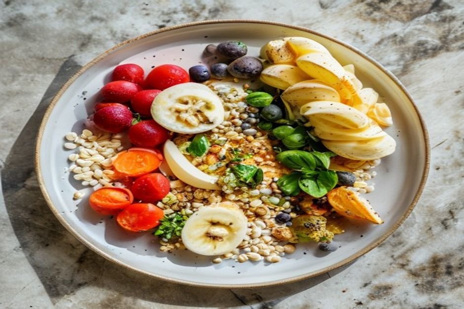 Carbohydrate-rich foods for runners including oatmeal, bananas, sweet potatoes, and pasta