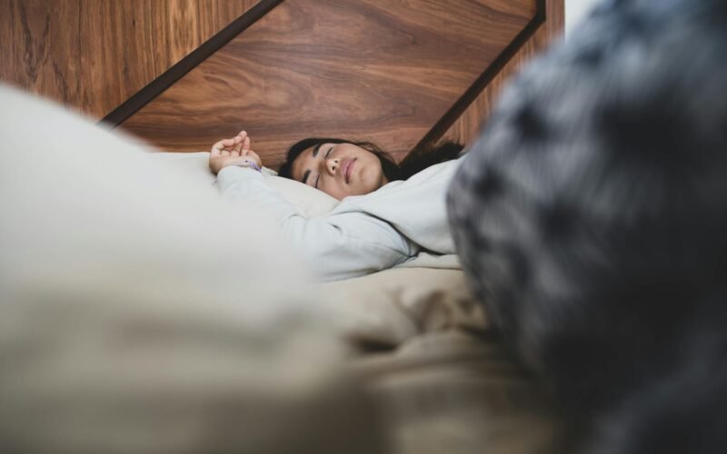 Unlock Weight Loss: The Deep Connection Between Sleep & Scale