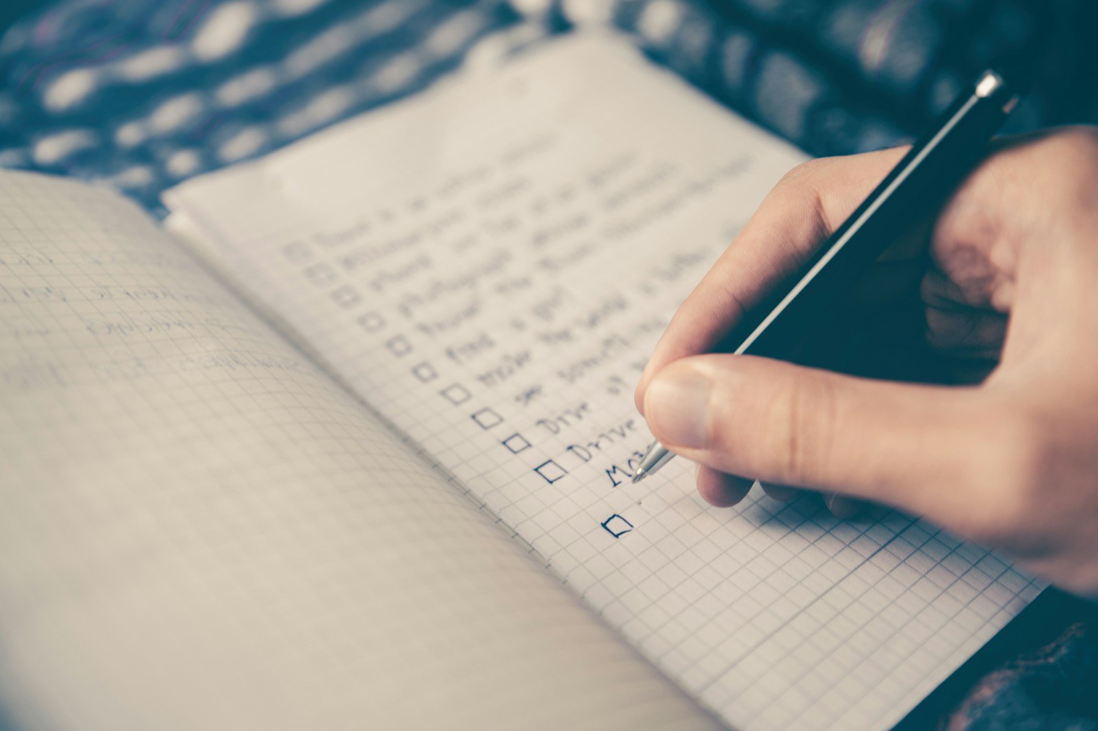 Notebook checklist for choosing between intermittent fasting and daily calorie restriction