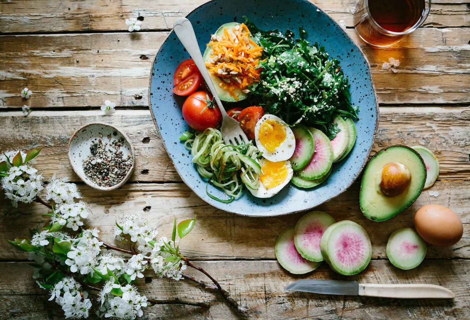 Healthy breakfast plate representing meal timing choices in intermittent fasting versus daily calorie restriction