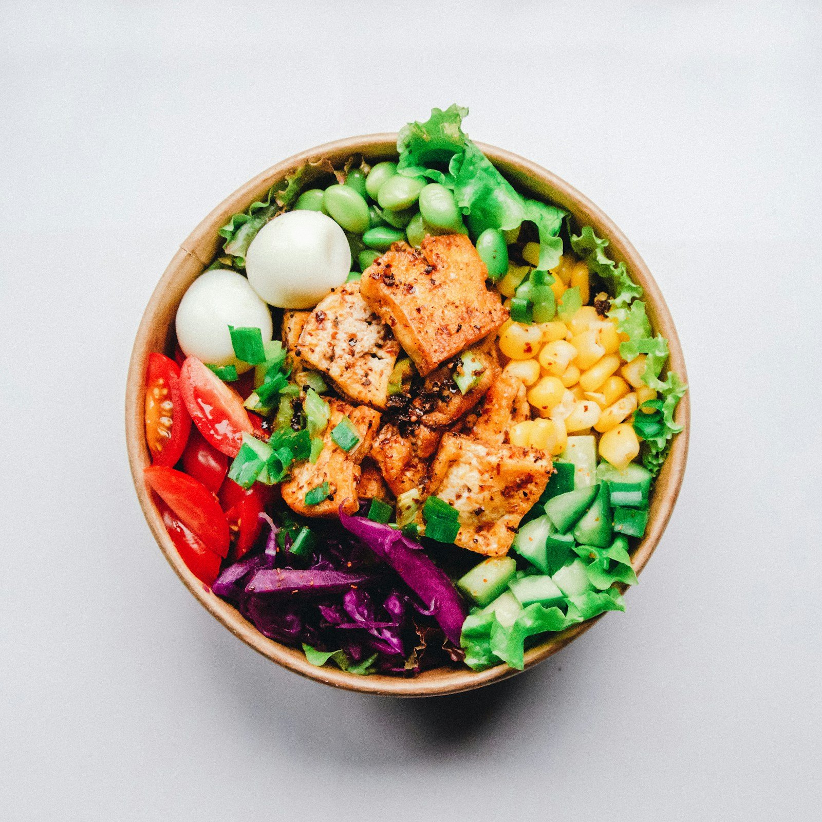 Vegetable salad bowl representing everyday meals used with either intermittent fasting or daily calorie tracking