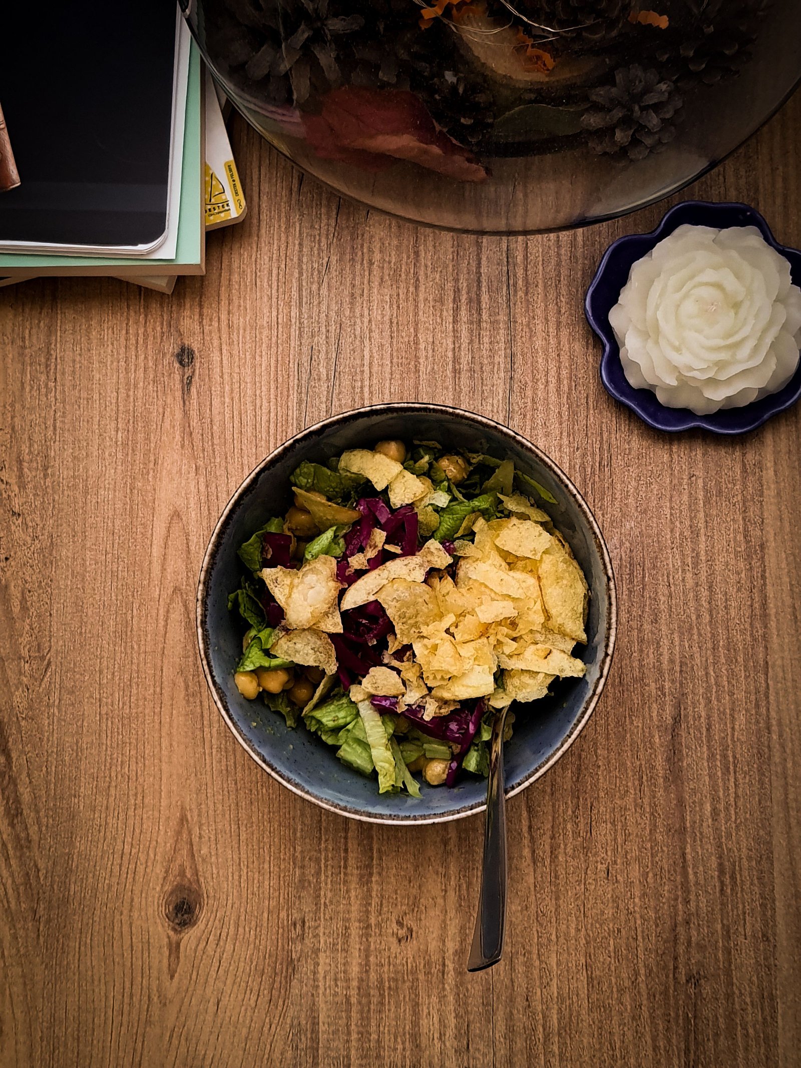 Balanced protein and fiber meal plate contrasted with packaged snack foods for ultra-processed foods and weight context